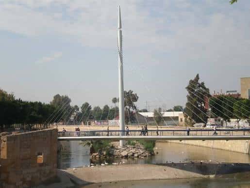 Vista general de la Pasarela de Manterola sobre el río Segura en Murcia