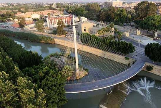 Vista aérea de la Pasarela de Manterola conectando ambas orillas del río