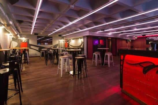Sala principal del local con iluminación LED y barra