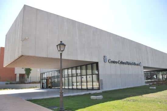 Vista exterior del Centro Cultural Rafael Alberti con fachada de hormigón y cristal
