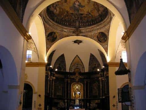 Interior del santuario mostrando el altar mayor y bóvedas decoradas