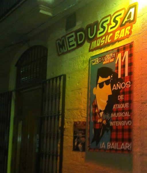Fachada nocturna de Medussa Music Bar con cartel del 11 aniversario
