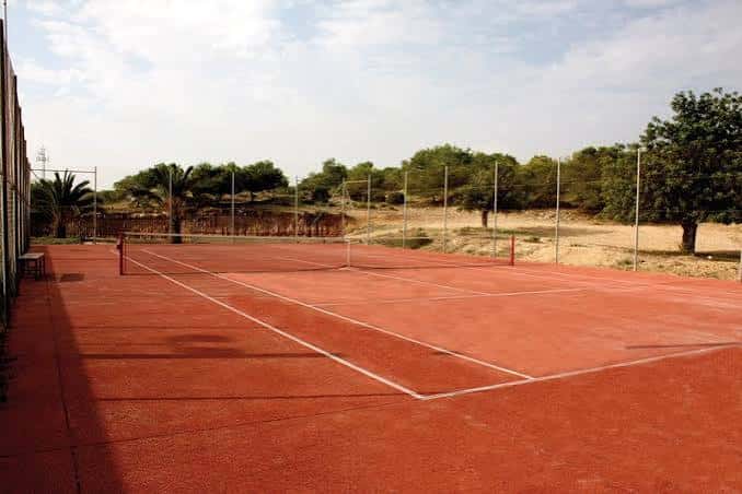 Pistas de tenis al aire libre en el complejo deportivo