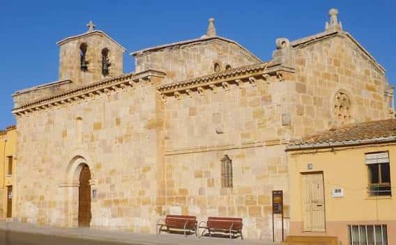 Fachada exterior de la Iglesia del Espíritu Santo en Zamora bajo cielo azul