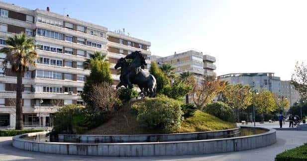 Vista general de la Plaza del Caballo con el monumento ecuestre y fuentes circundantes