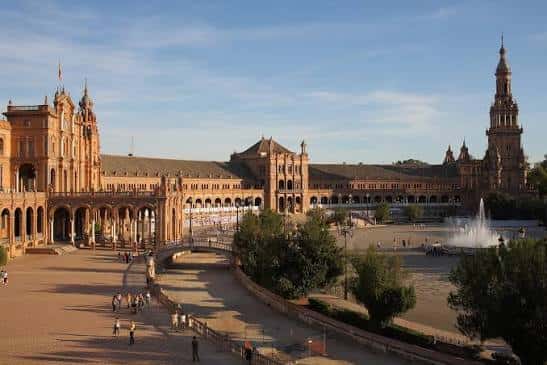 Vista panorámica del Plaza de España en Sevilla con fuentes y arquitectura histórica