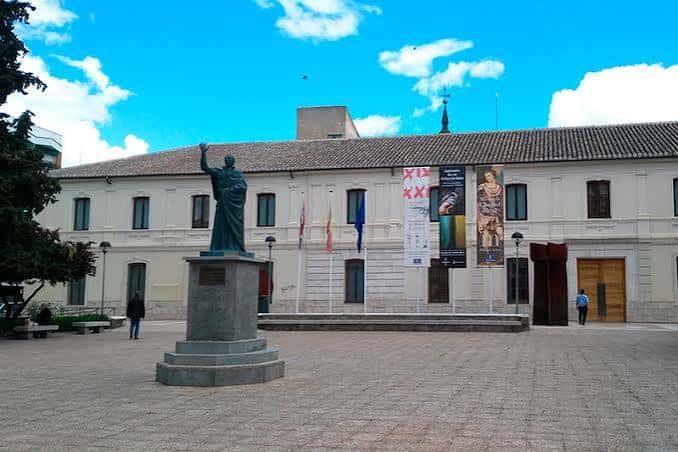 Vista exterior del Museo de Ciudad Real con la estatua en primer plano