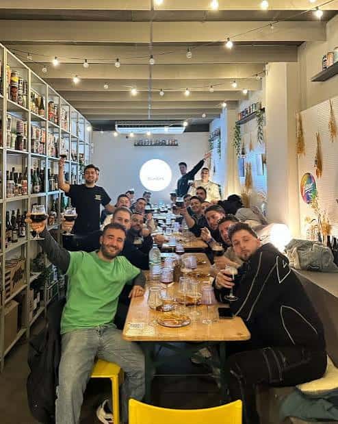 Grupo de personas celebrando una cata de cervezas en el interior de Olhöps