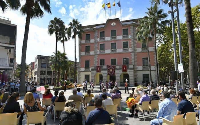 Plaza Onze de Setembre con público asistiendo a un evento al aire libre