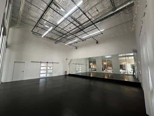 Interior del estudio de danza con piso negro y espejos