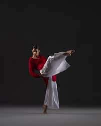 Bailarina en pose dinámica dentro del espacio de ESPA