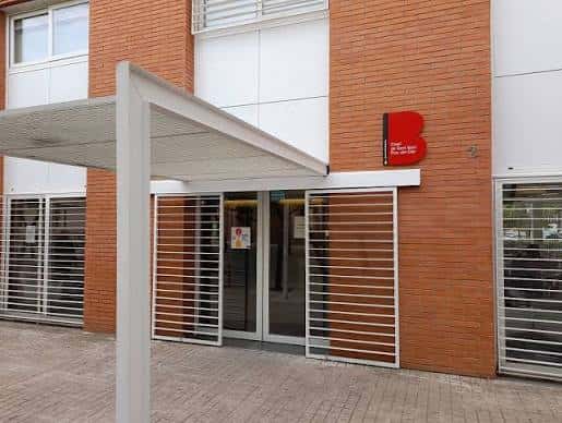 Entrada principal del edificio con marquesina y señalización