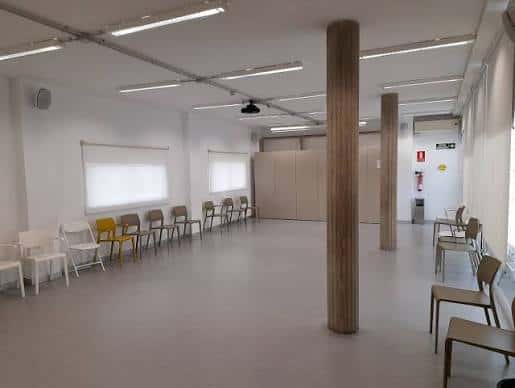 Sala polivalente interior lista para eventos o reuniones