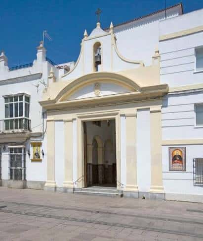 Fachada principal de la Iglesia de San Francisco con detalles arquitectónicos blancos y amarillos