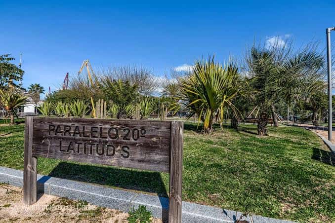 Señal de madera indicando el Paralelo 20° Latitud Sur en el parque