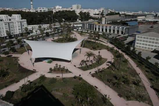 Vista aérea del parque mostrando una estructura blanca moderna y senderos