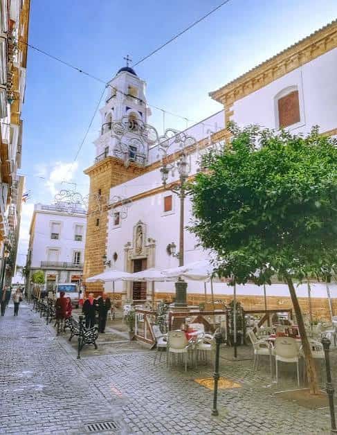 Vista de la Plaza de San Agustín con la iglesia y terrazas al aire libre