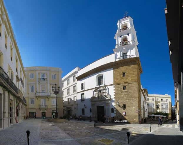 Plaza de San Agustín bajo un cielo azul despejado