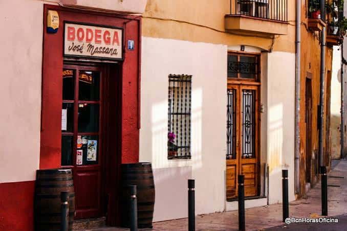 Fachada exterior de Bodega Massana con letrero tradicional y barriles decorativos
