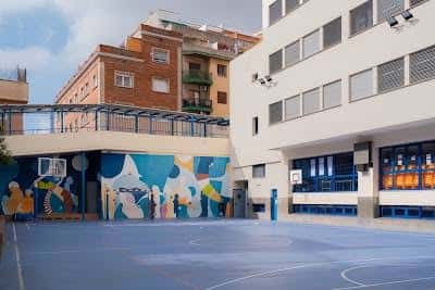 Patio deportivo con murales y canchas al aire libre