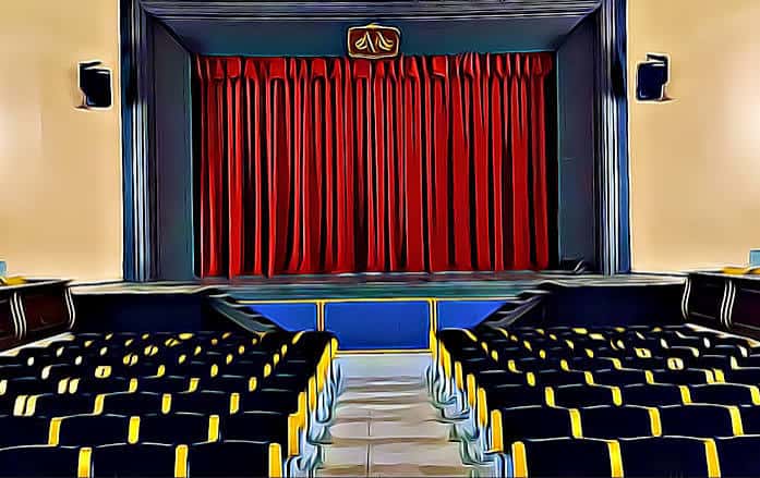 Interior del teatro con cortinas rojas y butacas azules