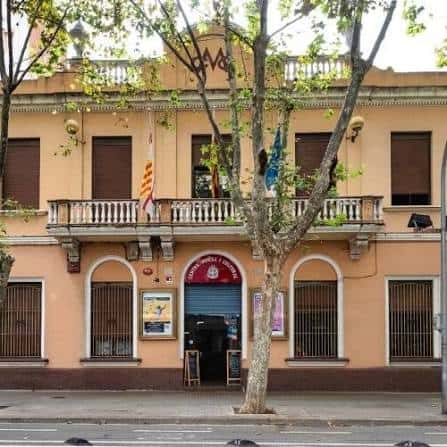 Fachada principal del Centre Moral i Cultural del Poblenou