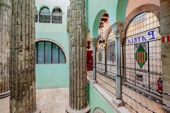 Patio interior con columnas de piedra y arcos decorativos