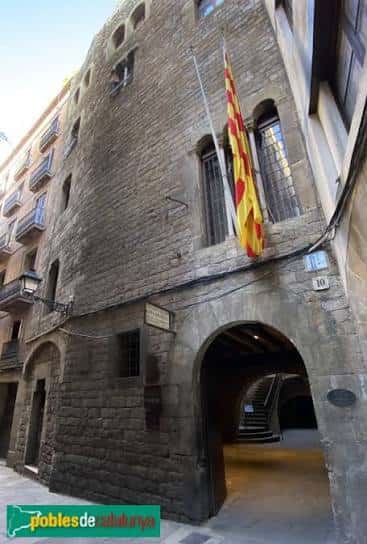 Fachada exterior del edificio con bandera catalana