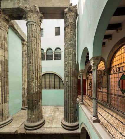Detalle arquitectónico del patio con columnas clásicas