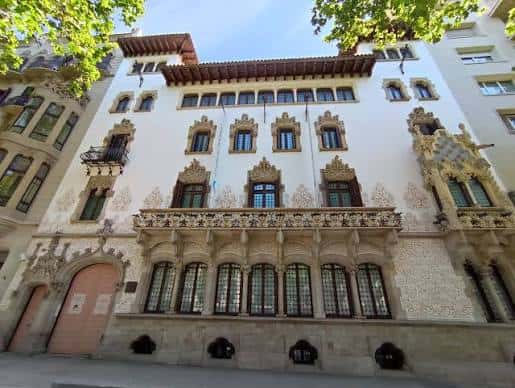 Fachada principal del Palau Macaya con detalles modernistas y balcones ornamentados