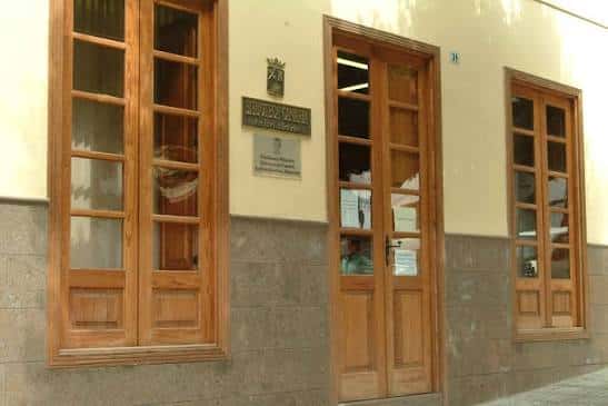 Fachada principal de la Biblioteca Pública Municipal de Adeje