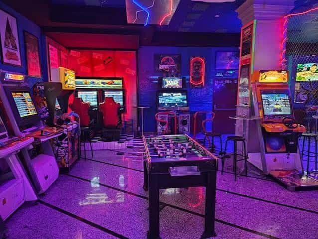 Sala de juegos con futbolín y consolas retro