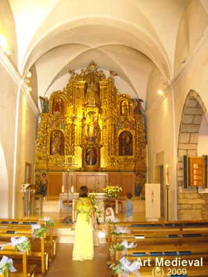 Interior de la Parròquia de Sant Cebrià con retablo dorado y novia en vestido blanco