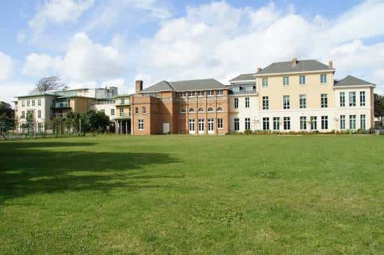 Vista panorámica de Boscombe Manor House y los edificios adyacentes en Shelley Park
