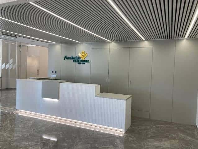 Recepción moderna de la Fundación Caja Rural del Sur con logo en la pared