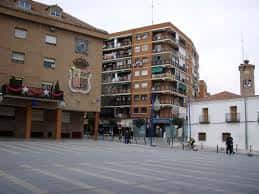 Vista general de la Plaza de España en Móstoles con edificios y ayuntamiento