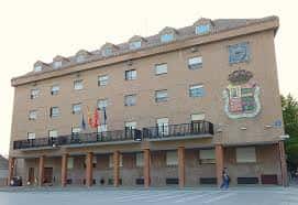 Fachada del Ayuntamiento de Móstoles en la Plaza de España