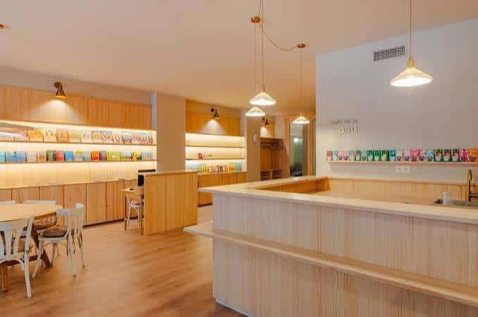Interior luminoso con zona de recepción y librería