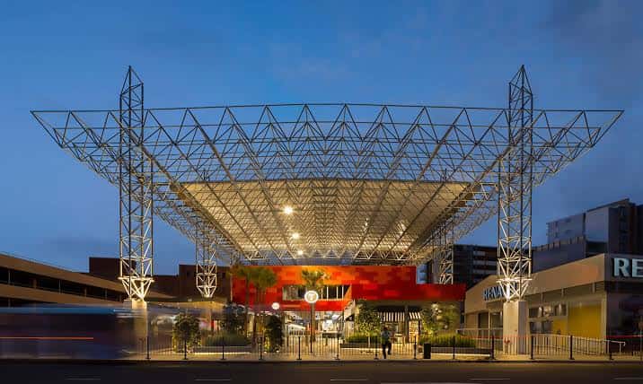 Fachada del intercambiador al atardecer con iluminación artificial encendida