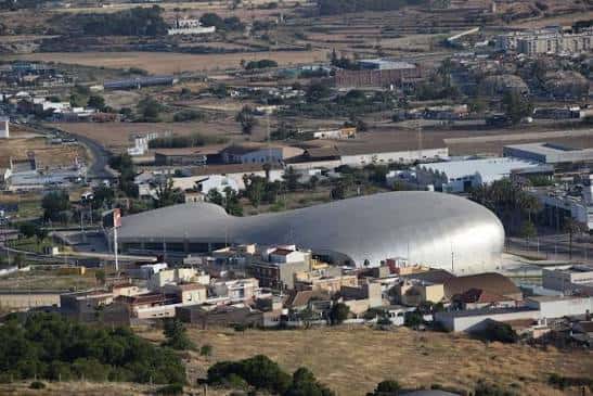 Vista aérea del Palacio de Deportes de Cartagena con su característica cubierta metálica