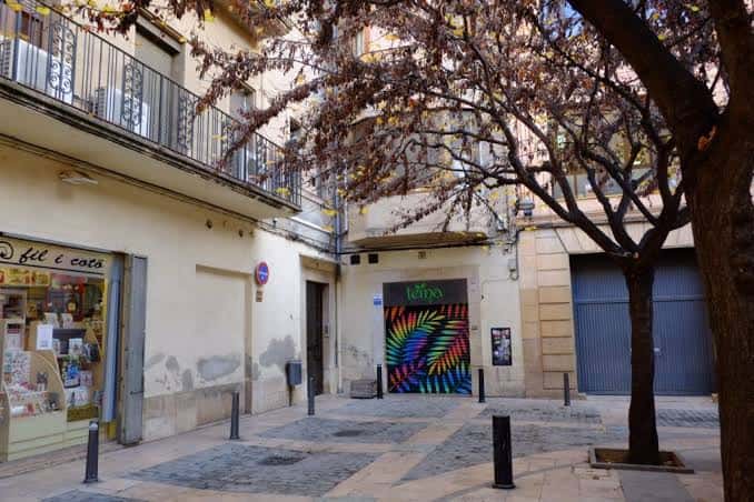 Rincón de la plaza con murales coloridos y fachadas tradicionales