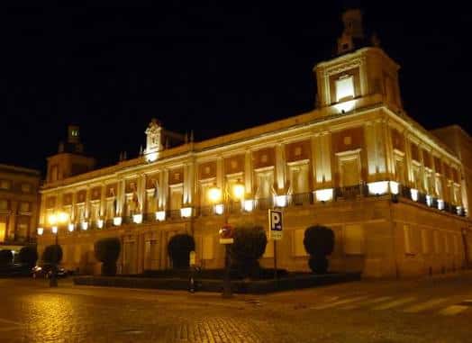Vista nocturna iluminada del edificio del Ayuntamiento de Huelva