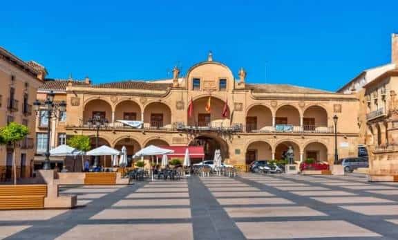 Plaza de España en Lorca con arquitectura civil y cielo despejado