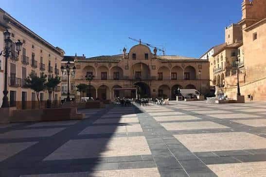 Vista amplia de la Plaza de España durante el día