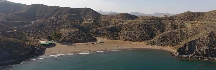 Vista panorámica de la playa y las colinas áridas de Puntas de Calnegre