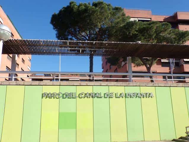 Entrada principal del Parc del Canal de la Infanta con señalización