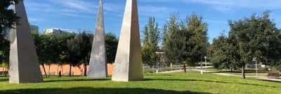 Escultura moderna en el jardín del parque