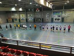 Interior del pabellón durante un evento deportivo con espectadores en las gradas