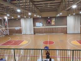 Vista general del interior del pabellón deportivo con pista de baloncesto y gradas