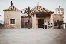 Fachada principal del conjunto monumental con visitantes